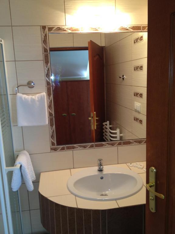 Hotel Maxima Wolanów Esterno foto
