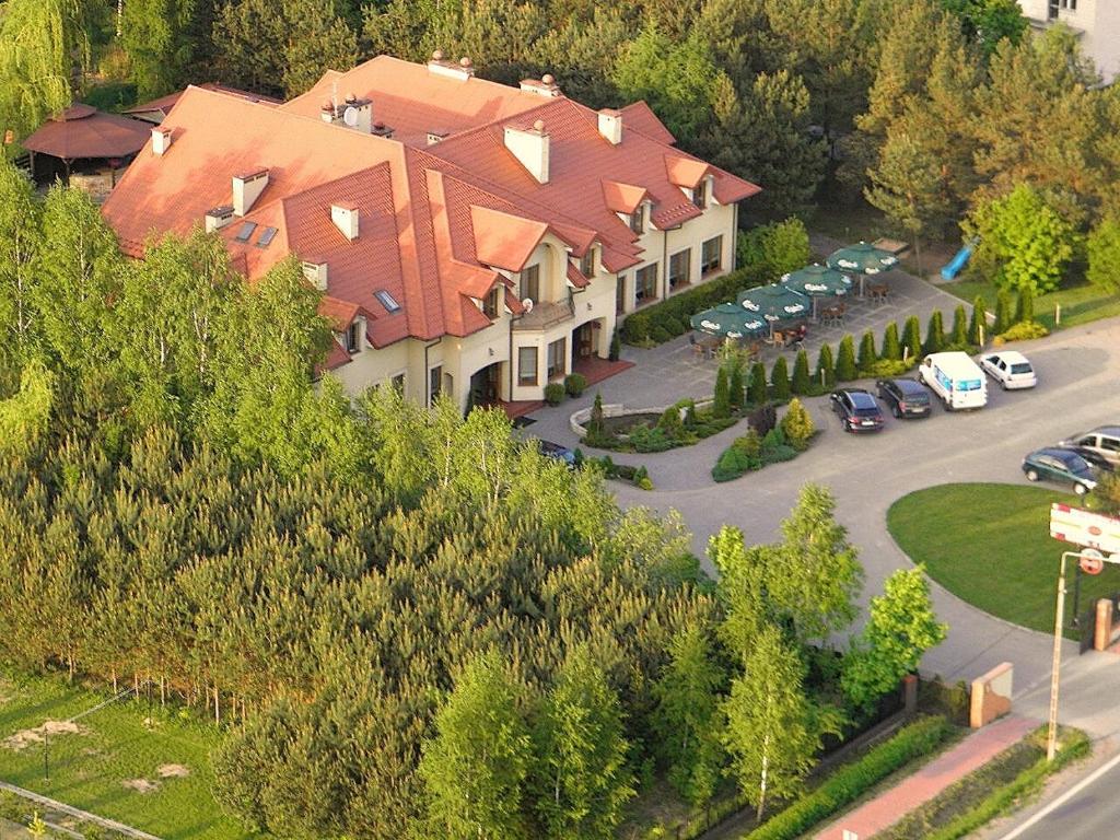 Hotel Maxima Wolanów Esterno foto