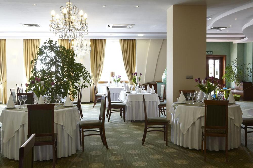 Hotel Maxima Wolanów Esterno foto