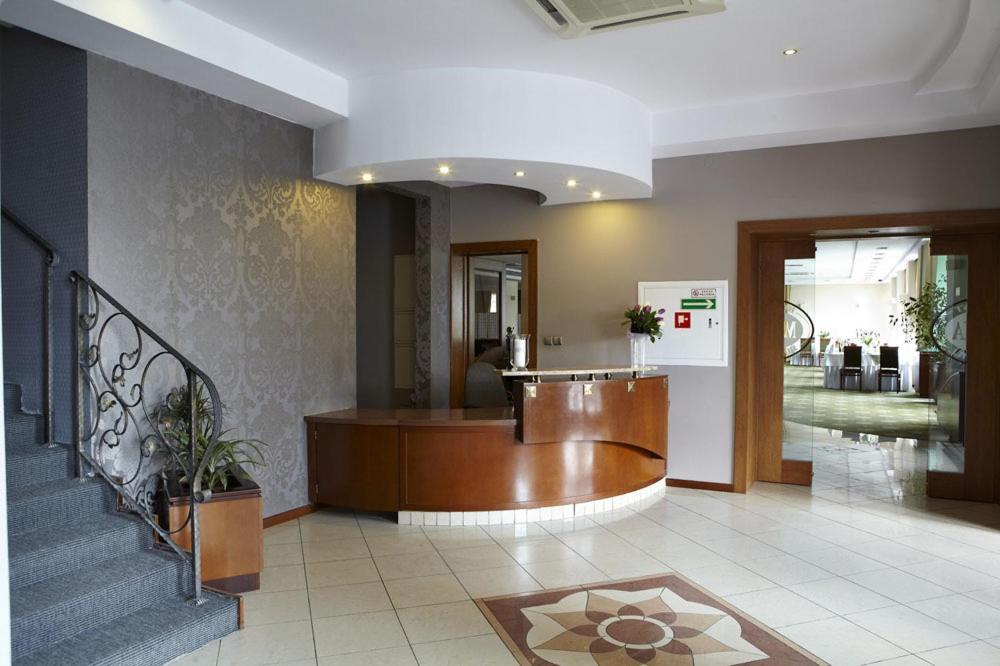 Hotel Maxima Wolanów Esterno foto