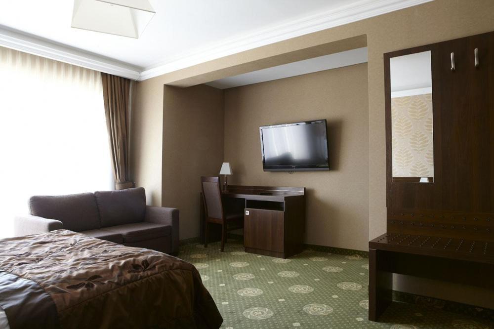 Hotel Maxima Wolanów Esterno foto