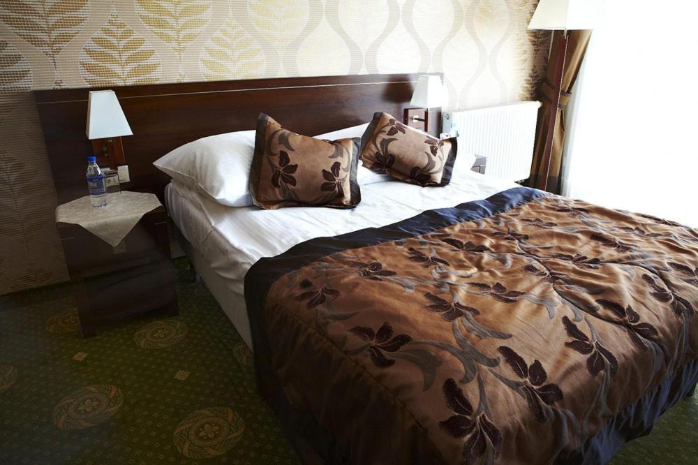 Hotel Maxima Wolanów Esterno foto