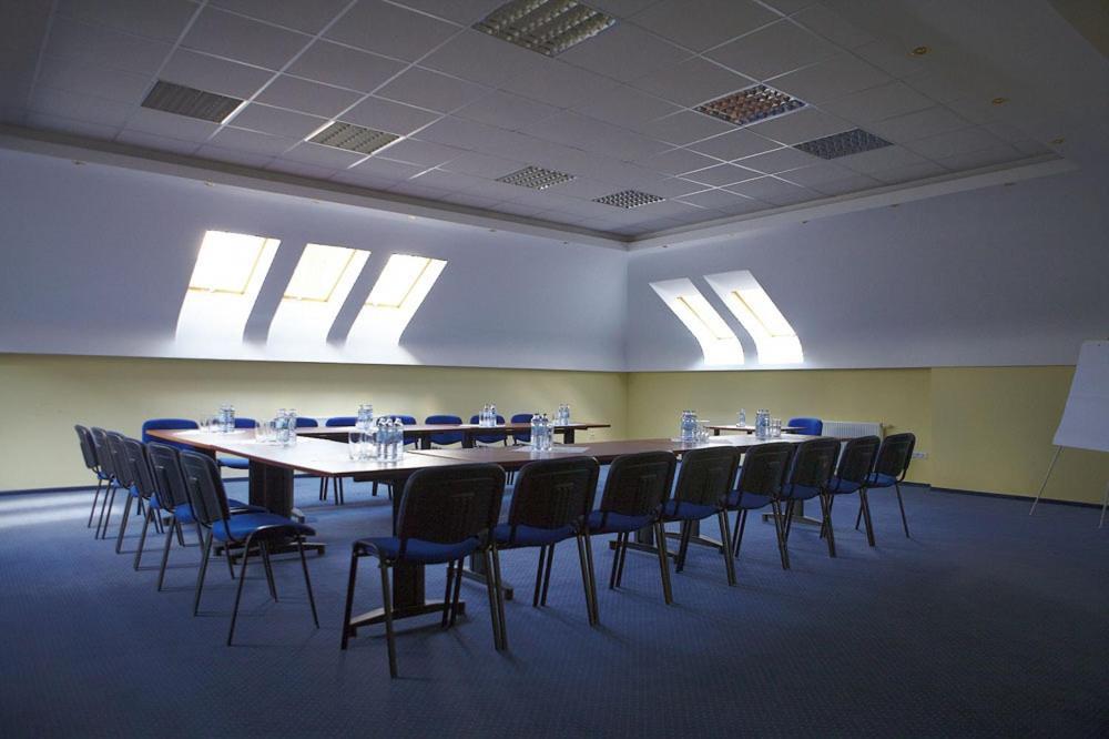 Hotel Maxima Wolanów Esterno foto