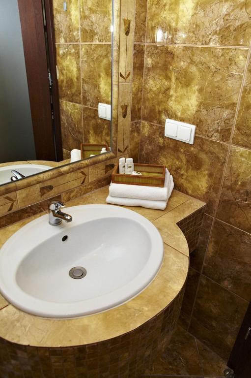 Hotel Maxima Wolanów Esterno foto